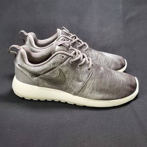 Womens Nike Roshe One PRM Gunsmoke Size 6.5